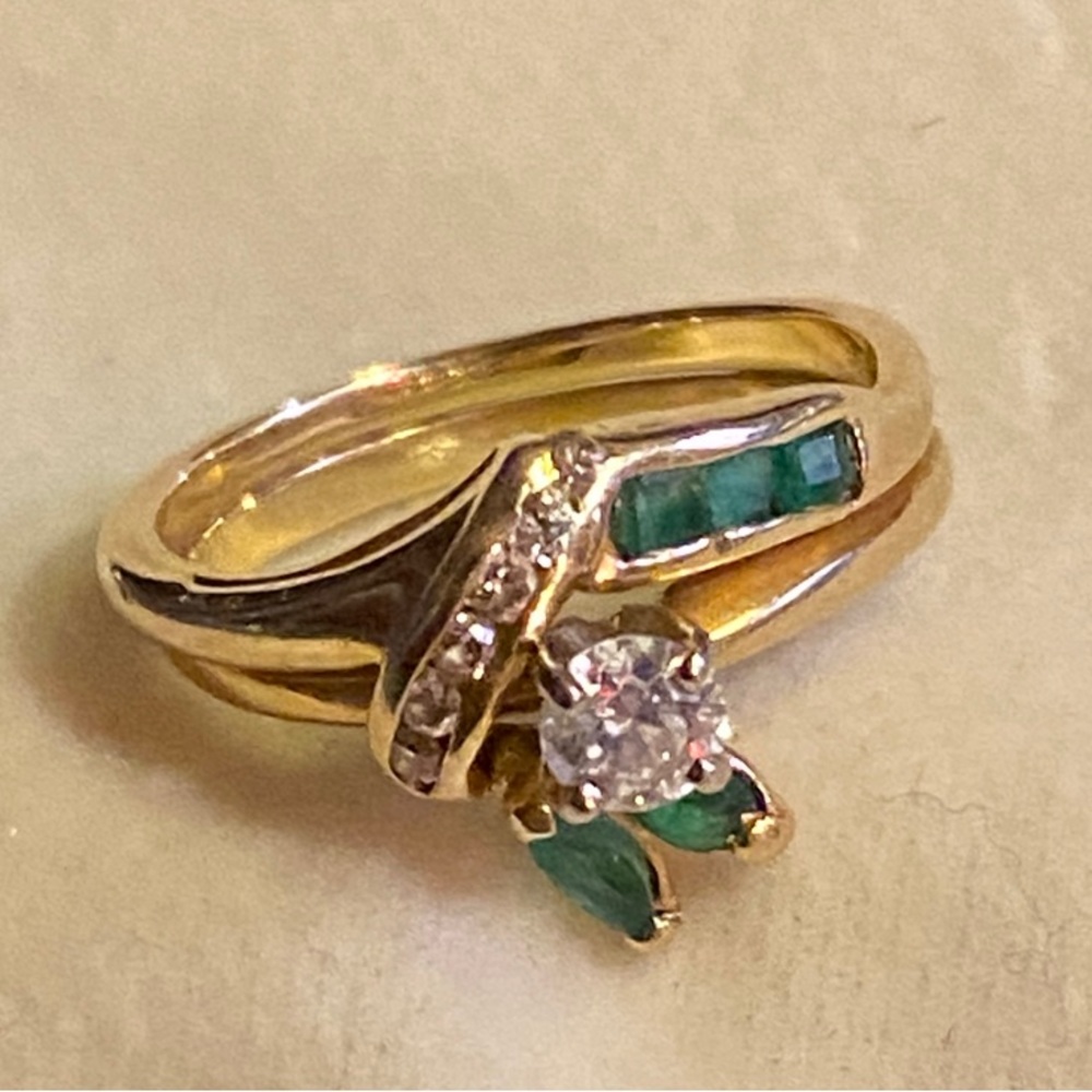 Elegant Gold and Green Emerald Ring with Diamond Accents - Picture 3 of 4